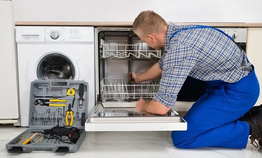 Çankaya Termoteknik servisi teknisyen ekibi beyaz eşya tamiri yaparken